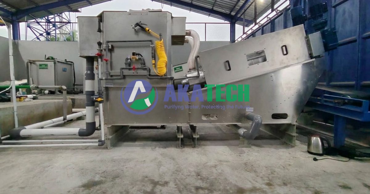 Dewatering Lumpur IPLT: Solusi Screw Press untuk Instalasi Pengolahan Lumpur Tinja Kontraktor vendor IPAL STP WTP RO Clarifier MBR Biofilter Bioclear septic tank PT Akatech Biotama